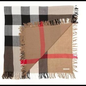 BURBERRY
Merino Wool House Check Square Scarf Brown